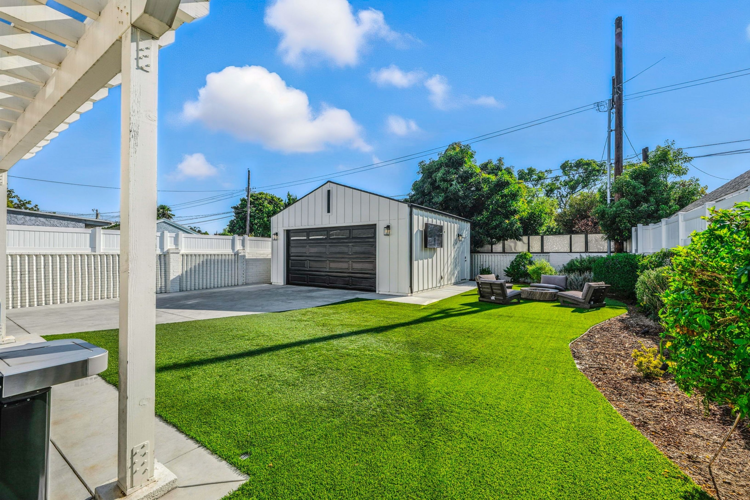 Descubre las ventajas del césped sintético, sus tipos y cómo elegir el modelo adecuado para tu jardín, terraza o espacio exterior.