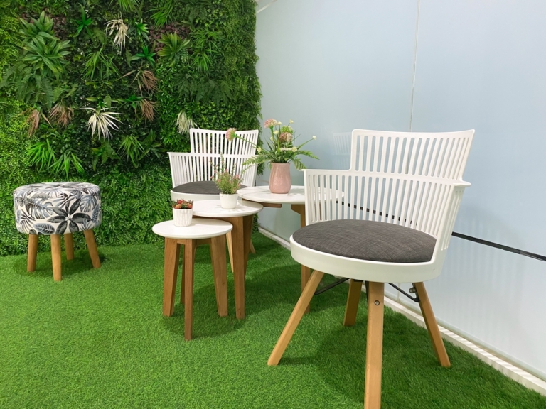 balcón con plantas artificiales
