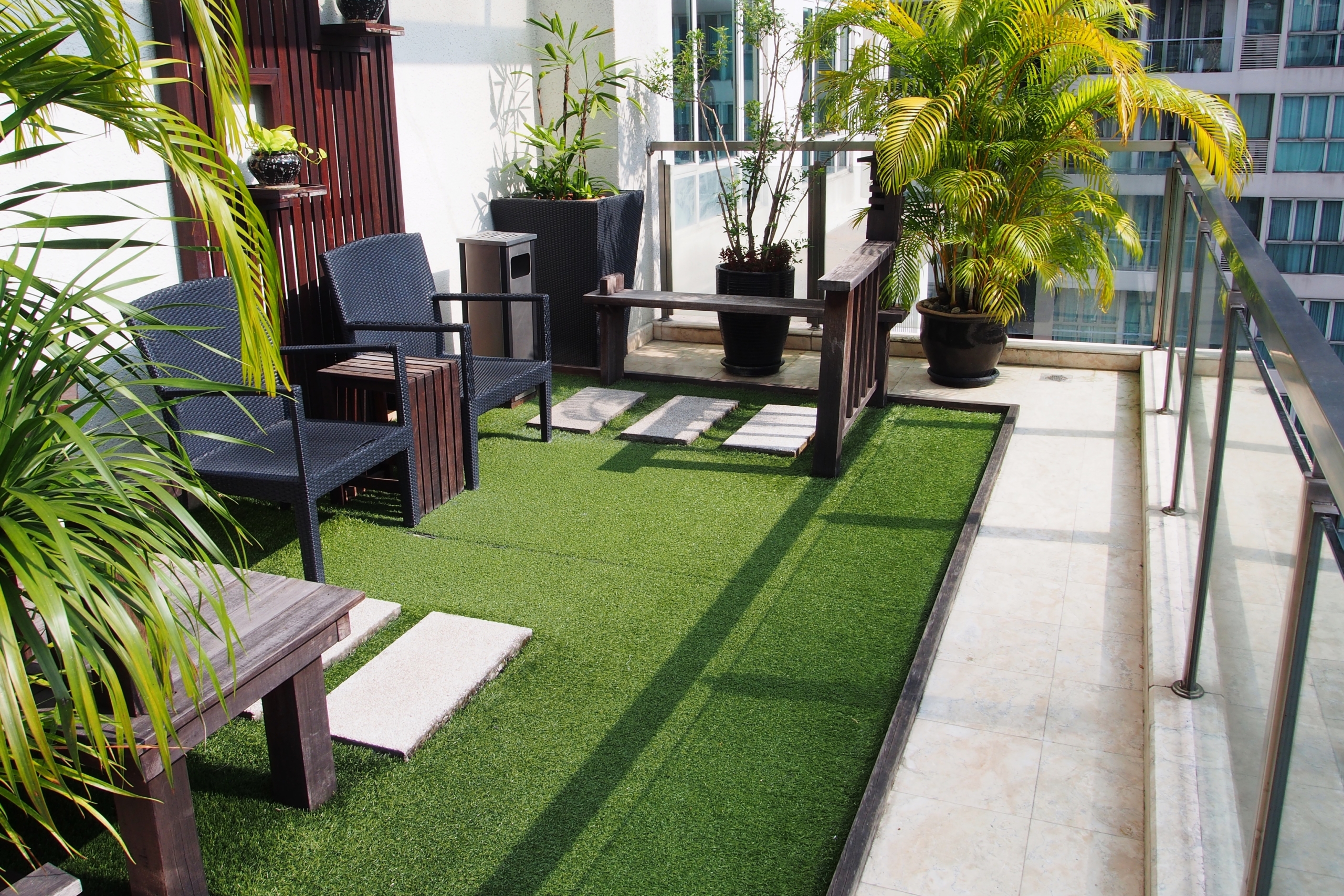 balcon-con-cesped-artificial